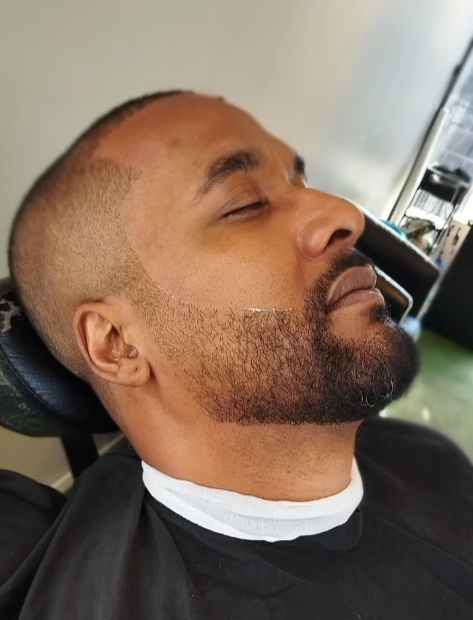 Corte degradê com barba bem desenhada