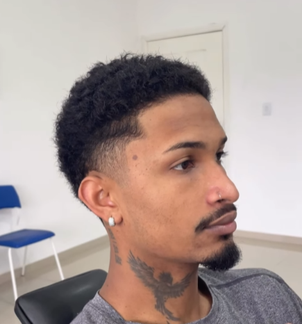 Corte cacheado com degradê e barba