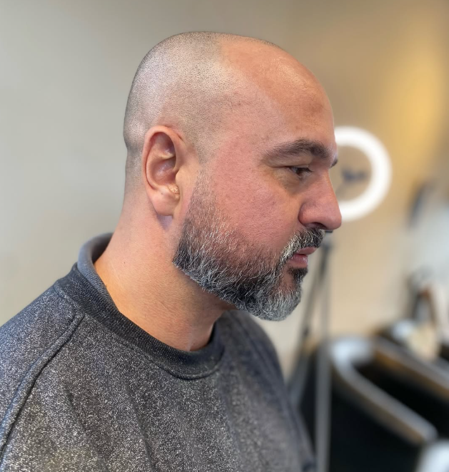 Corte zero com barba grisalha