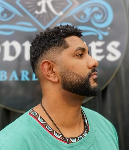 Corte moderno com barba cheia