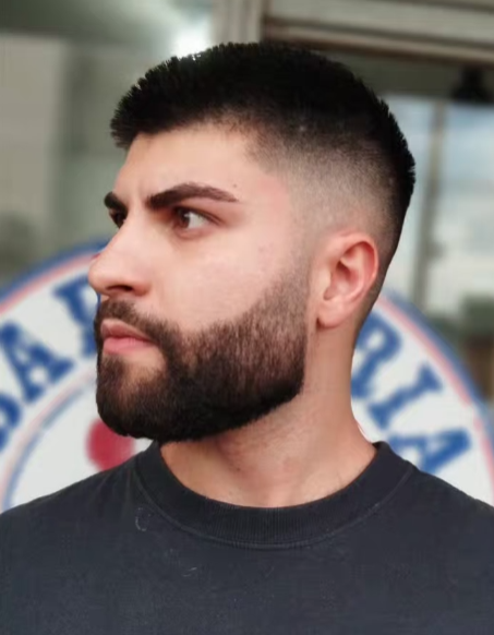 Corte degradê lateral com barba